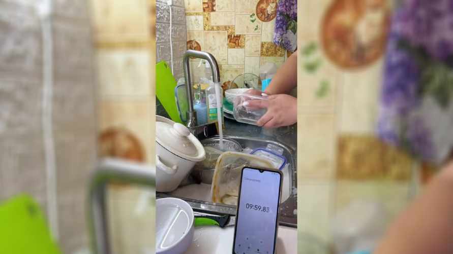 Что выгоднее — мыть посуду руками или в посудомойке? TikTok-блогер удивила итогами эксперимента