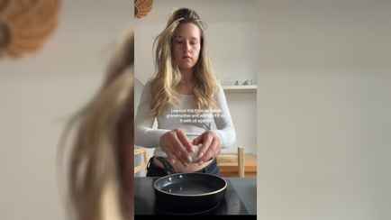 Этот способ жарки яиц с помощью огурца набрал миллионы просмотров. Что возмутило подписчиков?