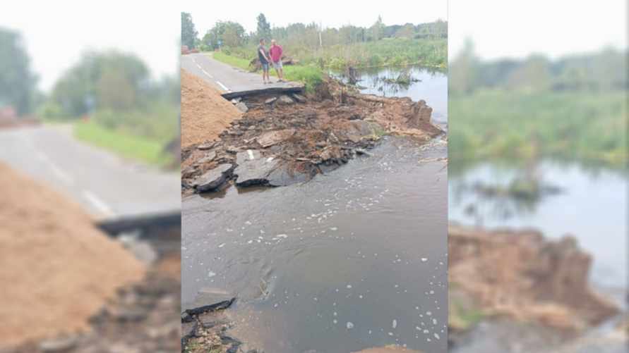 Под Витебском ливнем смыло дорогу