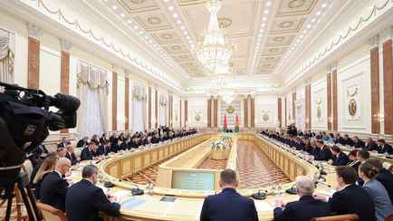 «Их у нас нет» — Лукашенко потребовал от дипломатов забыть про санкции и «западные страшилки»