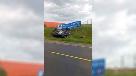 «Ямы жуткие» — Машина перевернулась на выезде из Минска. В TikTok рассказали, что происходит