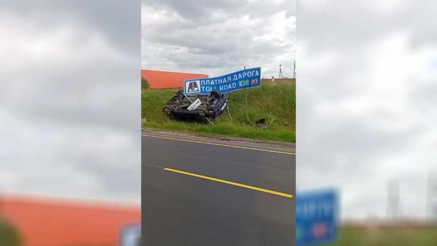 "Ямы жуткие" - Машина перевернулась на выезде из Минска. В TikTok рассказали, что происходит