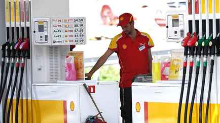 В России цены на бензин подобрались к историческому рекорду. Власти введут запрет на экспорт?