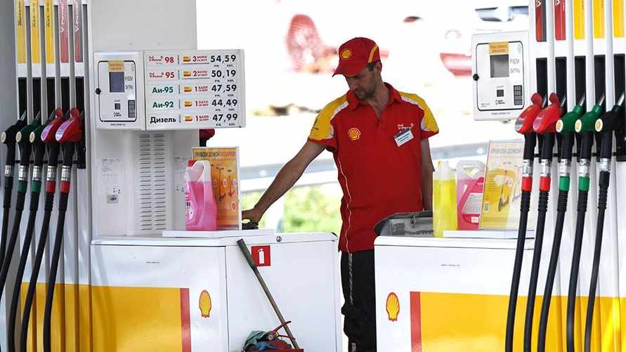 В России цены на бензин подобрались к историческому рекорду. Власти введут запрет на экспорт?
