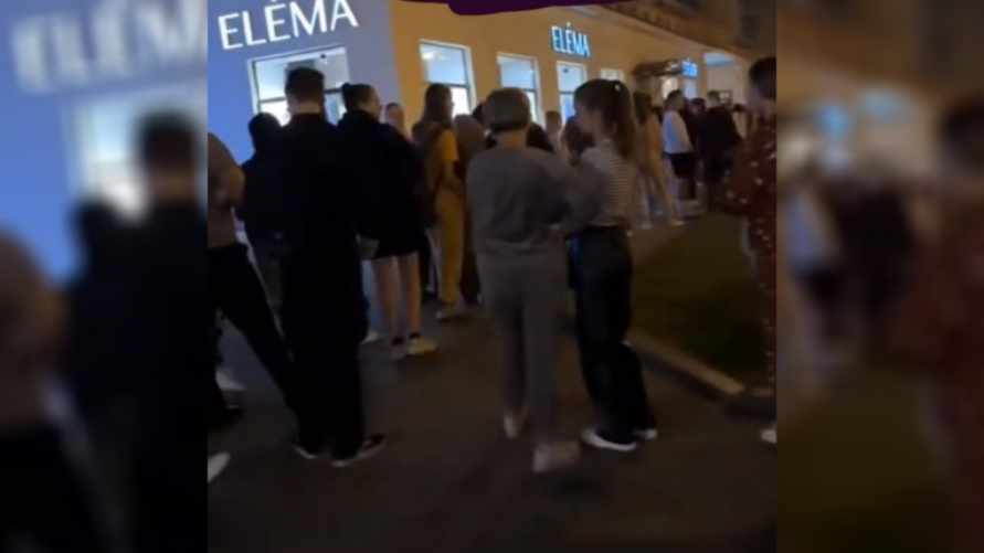 В центре Минска ночью заметили огромную очередь. За чем стояли?