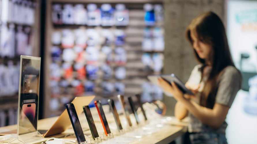 Кабмин Польши предложил ввести налог на смартфоны. Сколько обяжут платить поляков?