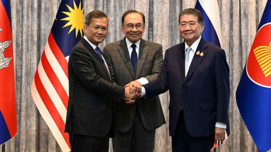 Премьер-министр Камбоджи Хун Манет, премьер-министр Малайзии Анвар Ибрагим и исполняющий обязанности премьер-министра Таиланда Пхумтам Вечаячай на переговорах. Фото: Reuters