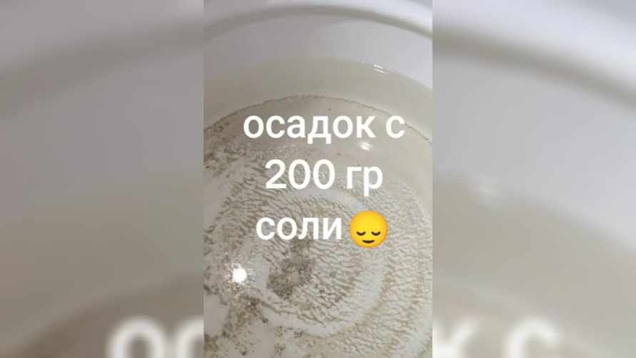 Белоруска пожаловалась в TikTok на "грязную" соль. Пользователи объяснили, почему "так и должно быть"