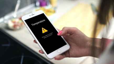 Как быстро охладить телефон в жару? Эксперты назвали худший способ, к которому прибегали многие