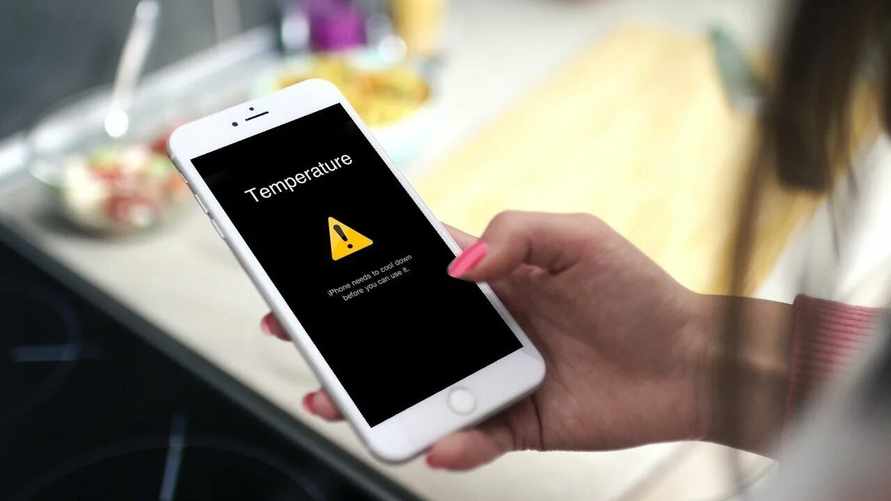 Как быстро охладить телефон в жару? Эксперты назвали худший способ, к которому прибегали многие