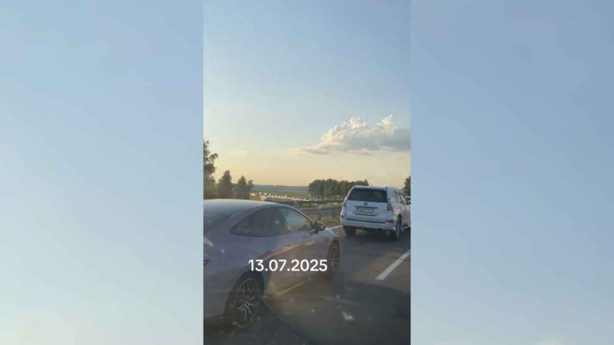 Водитель пожаловался на пробку в 5 км на 42 минуты на въезде в Минск. Зрители дали совет, как проехать быстрее