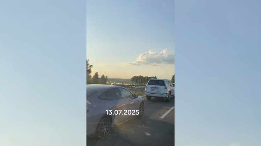 Водитель пожаловался на пробку в 5 км на 42 минуты на въезде в Минск. Зрители дали совет, как проехать быстрее
