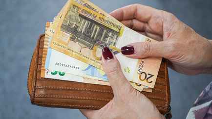 Белстат озвучил среднюю зарплату белорусов в июне. Кто, кроме айтишников, получал больше 1000 долларов?