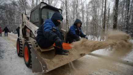 В Бобруйске коммунальники посыпали улицы «призрачным» песком. Это что такое?<