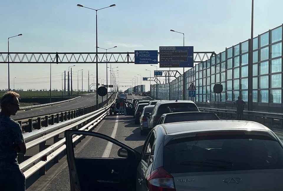 На Крымском мосту застряли 1900 автомобилей
