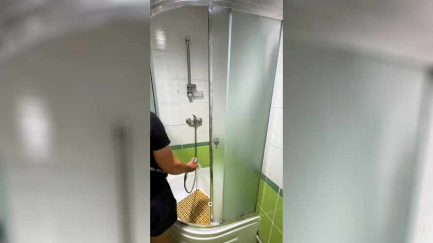 Отключили горячую воду? Минчане поделились студенческим лайфхаком, если тазики надоели