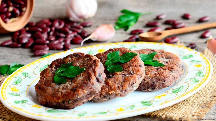 Этими котлетами из консервированной фасоли можно накормить всю семью. Мясо не понадобится