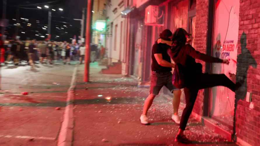 В Сербии произошли новые столкновения протестующих с полицией. Появились видео