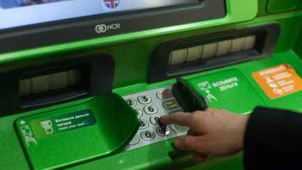 Один из банков Беларуси повысил до 10 рублей комиссию за платежи в ЕРИП через кассу