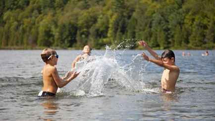 Купаться можно? Белгидромет на фоне жары рассказал о температуре воды в реках и озёрах