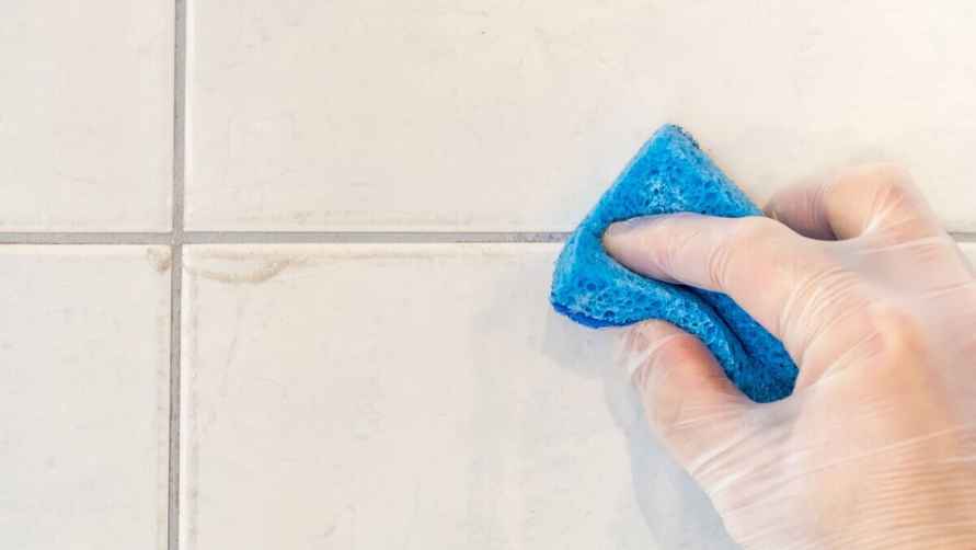 Уборщик рассказал, как отбелить швы между плиткой в ванной с помощью двух натуральных средств