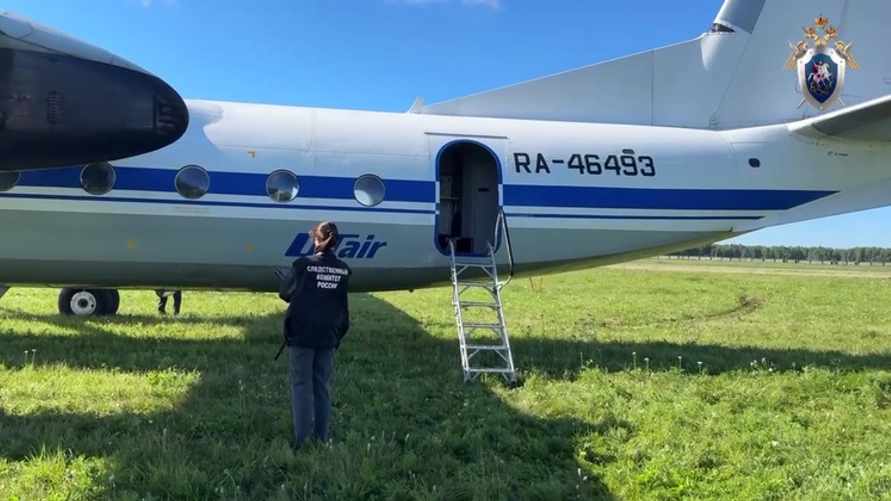 В России пассажирский самолет не смог взлететь и выкатился за полосу