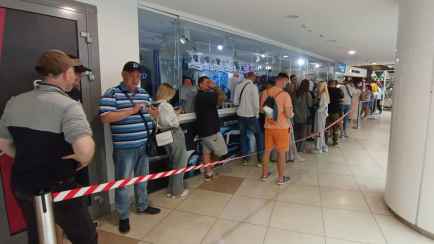 Белорусы заметили огромные очереди возле «Минск-Арены» — «Подорожание не отпугнуло»