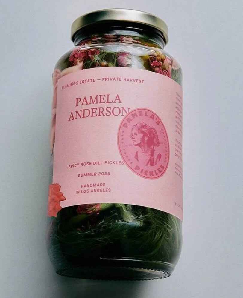 Секс-символ 90-х Памела Андерсон начала продавать соленые огурцы с лепестками роз. Цена понравилась не всем