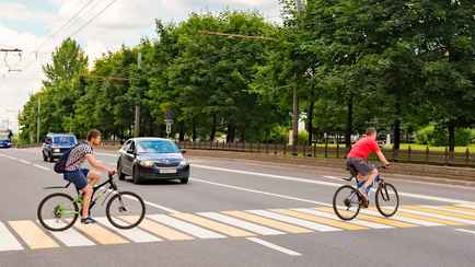 Начальник ГАИ пообещал белорусским велосипедистам больше светофоров, где можно не спешиваться