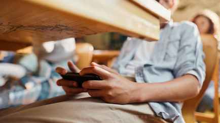 Какое наказание грозит школьникам за мобильный телефон с 1 сентября? В Минобразования Беларуси объяснили