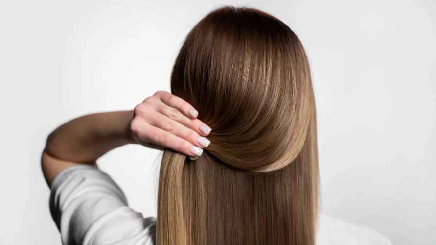 Стоит ли мыть волосы холодной водой? Трихолог объяснил, не станет ли голове хуже