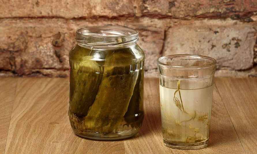 Врач посоветовал пить огуречный рассол, чтобы избавиться от мышечных спазмов. Кому нельзя?