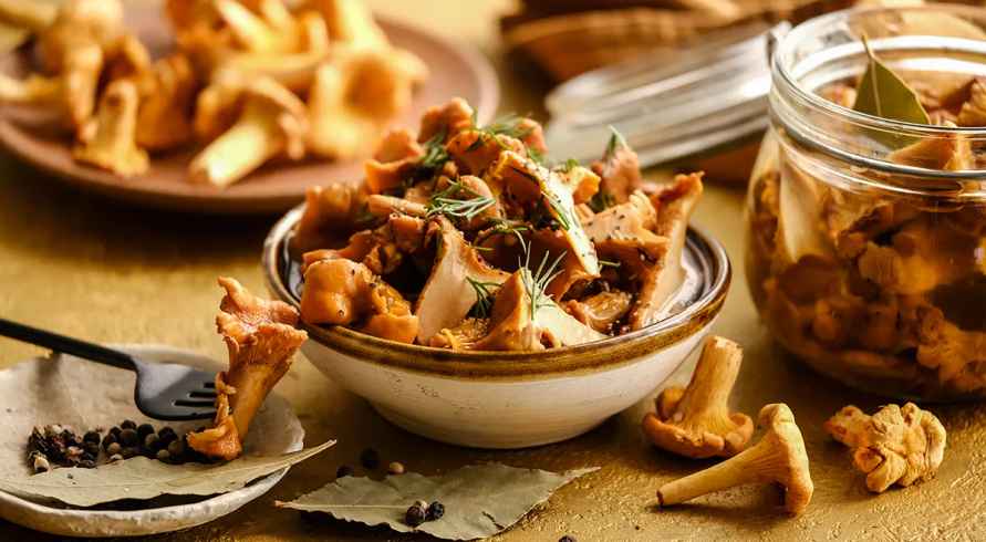 Как вкусно замариновать лисички на зиму? Нашли рецепт острой закатки, которая отлично подойдет к мясу