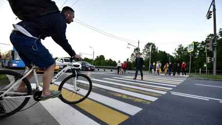 Велосипедистов в Беларуси обязали спешиваться перед переходами. Узнали список всех изменений в ПДД