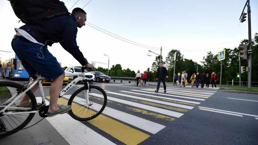 Велосипедистов в Беларуси обязали спешиваться перед переходами. Узнали список всех изменений в ПДД