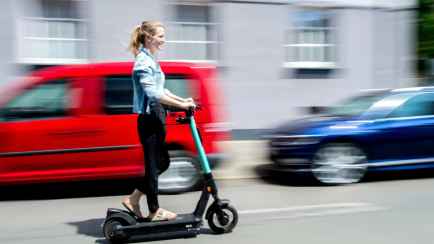 Белорусам назвали схему расчета «максимально низкой» цены на госрегистрацию электросамокатов