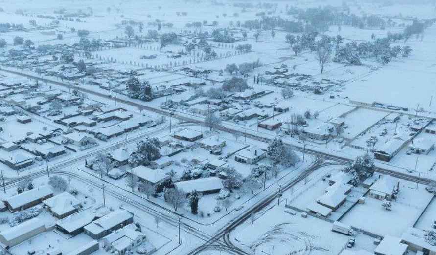 Австралию накрыло 50-сантиметровым слоем снега