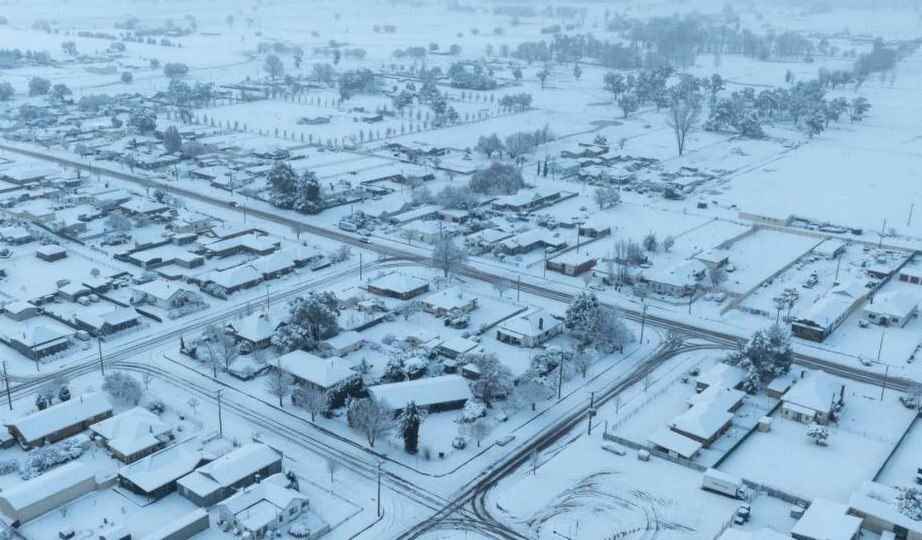 Австралию накрыло 50-сантиметровым слоем снега