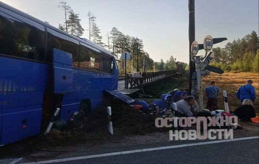 В России туристический автобус столкнулся с грузовым поездом – один погибший