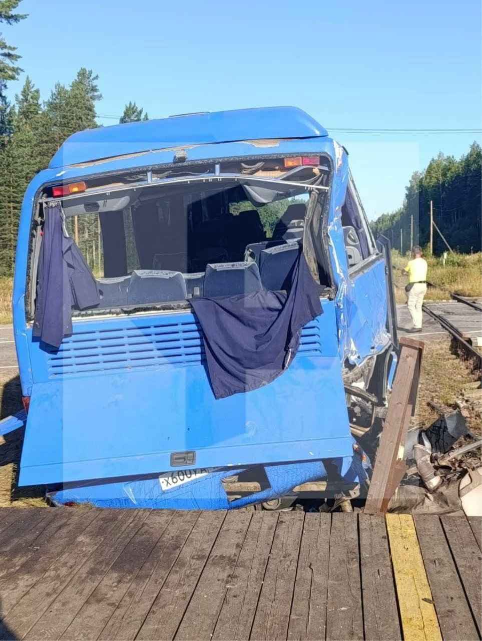 В России туристический автобус столкнулся с грузовым поездом – один погибший