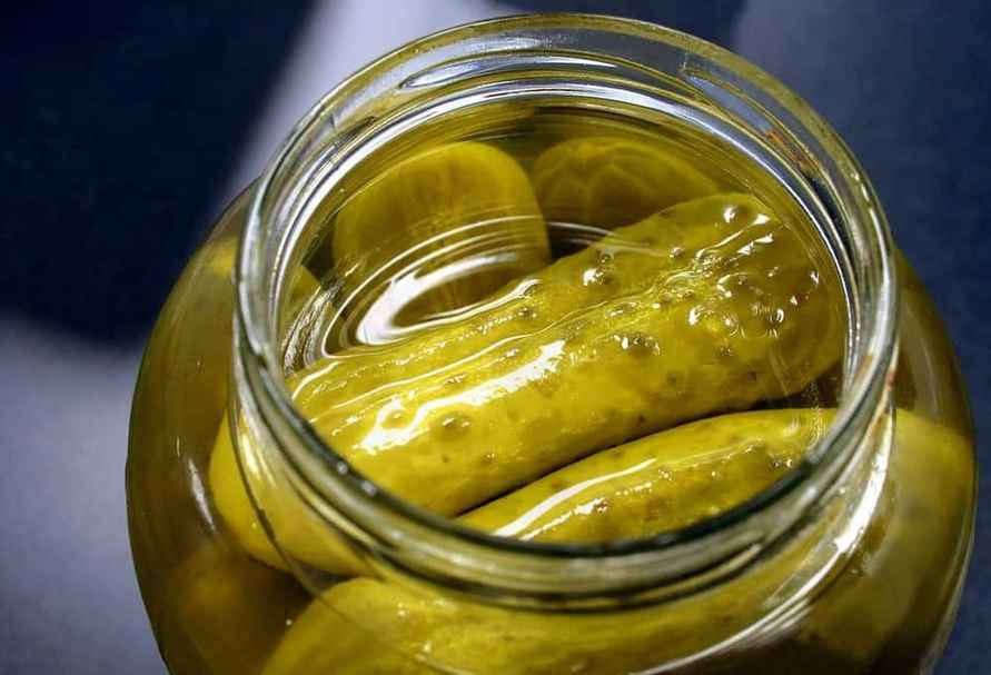 Врач посоветовал пить огуречный рассол, чтобы избавиться от мышечных спазмов. Кому нельзя?