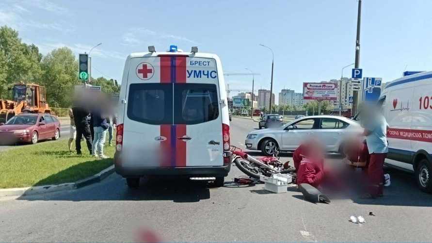 В Бресте после столкновения со "Скорой" погиб несовершеннолетний мотоциклист