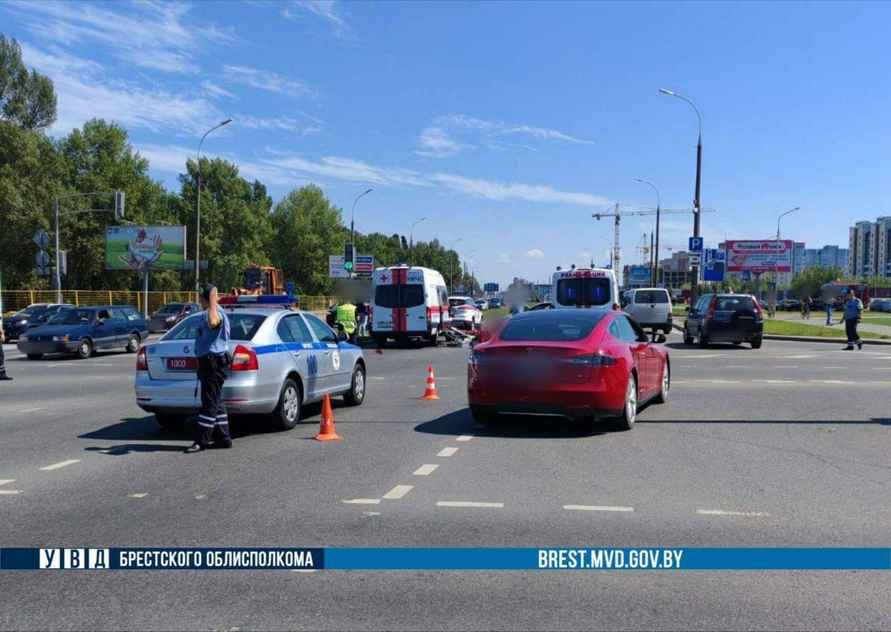 В Бресте после столкновения со Скорой погиб несовершеннолетний мотоциклист
