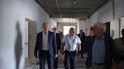 Сергеенко назвал причины медленного строительства больницы в Поставках — «Не хватает строителей»