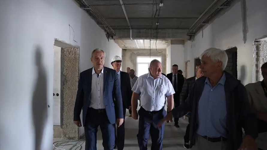 Сергеенко назвал причины медленного строительства больницы в Поставках - "Не хватает строителей"