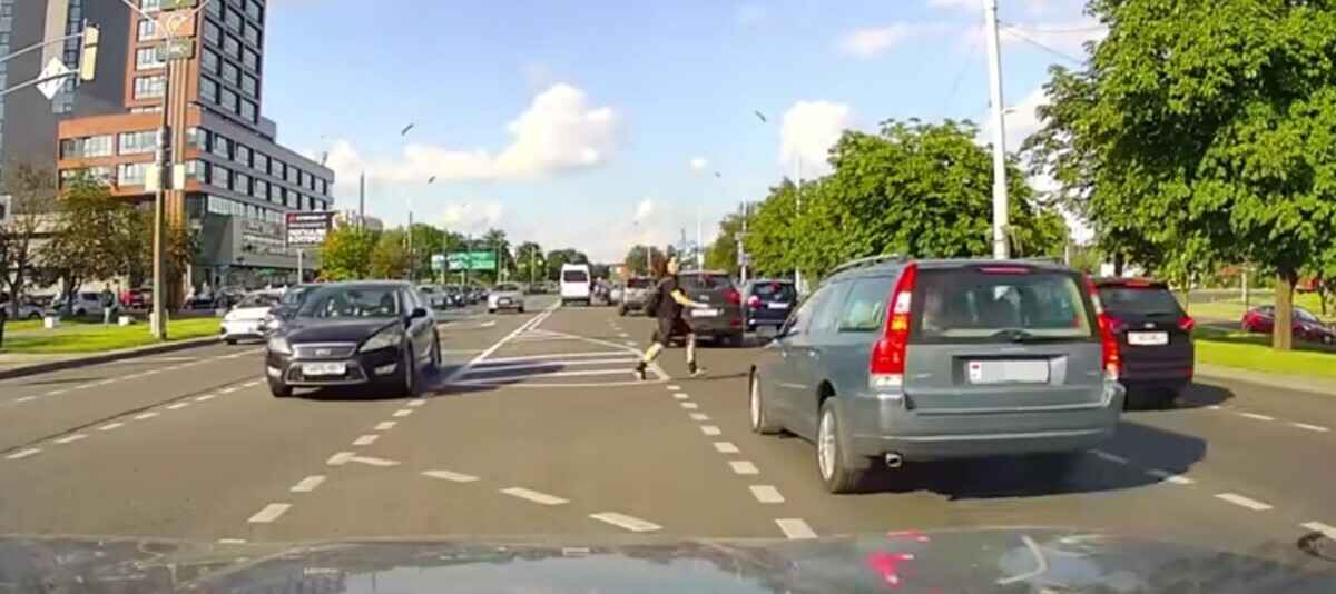 «Лучшая реклама» — Видео ДТП с пешеходом, машинами и милиционерами в Минске вызвало вопросы