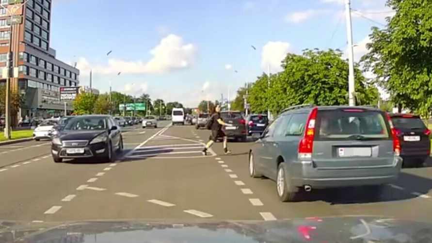«Лучшая реклама» — Видео ДТП с пешеходом, машинами и милиционерами в Минске вызвало вопросы