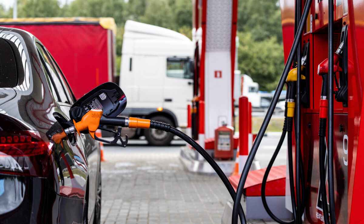 Россию ждут перебои с бензином на заправках? Эксперты рассказали, будет ли закупать в Беларуси