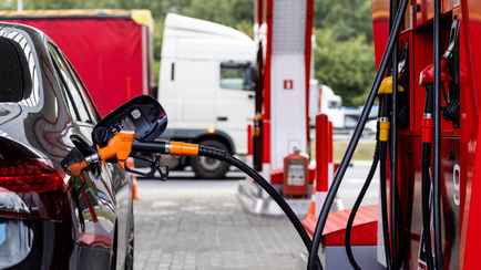 Россию ждут перебои с бензином на заправках? Эксперты рассказали, будет ли закупать в Беларуси