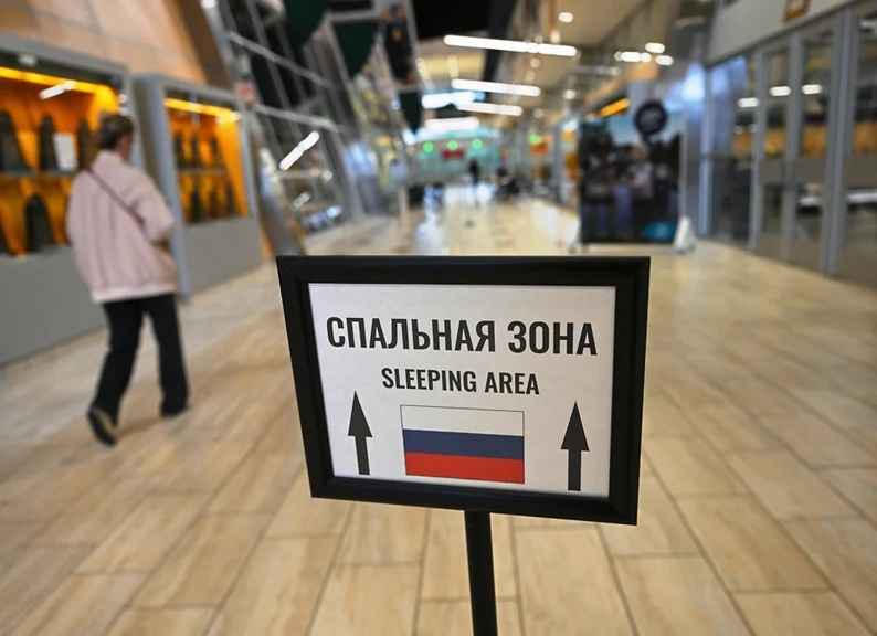 Российских журналистов на Аляске поселили на раскладушках на стадионе